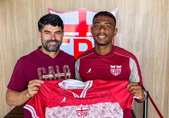 Zagueiro Lyncon é apresentado pelo CRB no CT Ninho do Galo