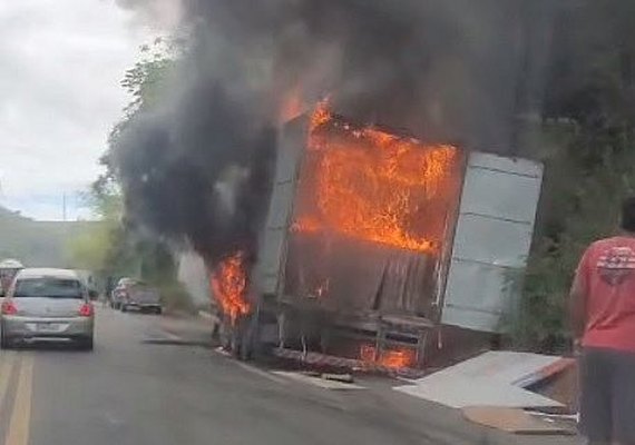 Carreta pega fogo em Joaquim Gomes