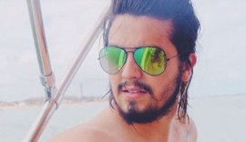 Cantor Luan Santana arranca suspiros em passeio pela praia