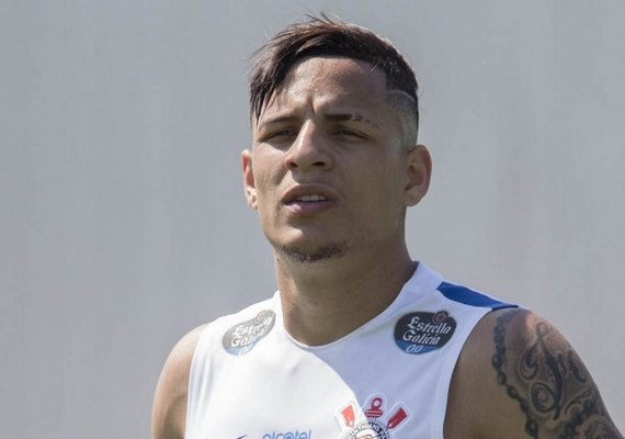 Guilherme Arana deixa treino do Corinthians com médico e vira dúvida