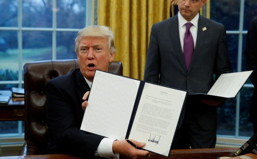 Trump assina decreto para retirar EUA de acordo com países do pacífico