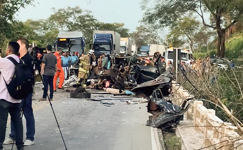 Acidente entre ônibus e caminhonete deixou ao menos 8 mortos em Minas Gerais