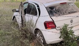 Carro capota às margens da AL-130 entre Maravilha e Ouro Branco