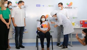 Assistente social é a primeira a ser vacinada em Alagoas