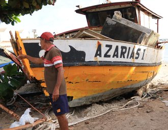 Pescadores pedem ajuda após ressaca danificar os barcos