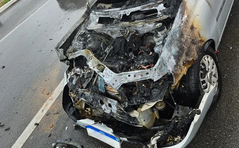 Carro pega fogo após colisão em ponte de Maceió