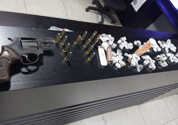 PM combate o tráfico e apreende drogas e três armas de fogo