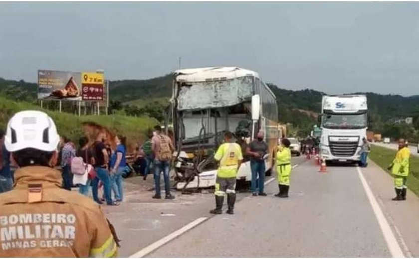 Grave acidente com ônibus e carreta deixa ao menos oito feridos