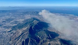 Incêndio florestal avança perto de Atenas e ameaça residências