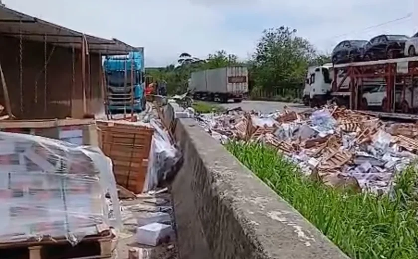 Caminhão carregado de livros tomba na BR-101 entre Messias e Flexeiras