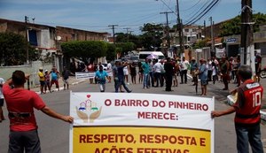 Moradores do Pinheiro fazem protesto e prometem acampar na porta da Braskem
