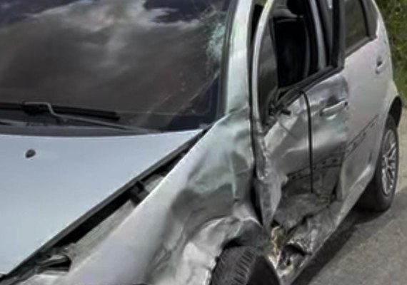 Colisão frontal deixa duas pessoas feridas em trecho da estrada entre Cajueiro e Viçosa