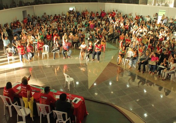Assembleia decide pela suspensão da greve da Educação e define agenda de lutas