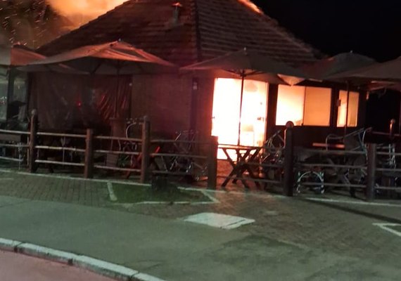 Bombeiros concluem perícia em barraca incendiada na orla de Maceió