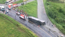 Ônibus tomba em São Miguel dos Campos e deixa vários feridos
