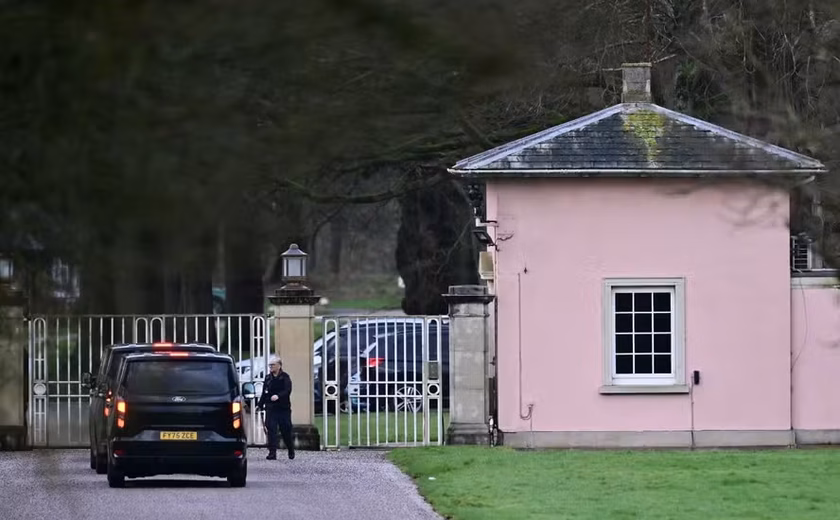 Polícia britânica faz novas buscas em antiga casa de ex-príncipe Andrew