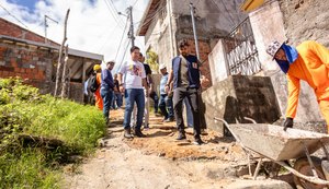 Vice-prefeito e titular da Seminfra visita construção de escadaria no São Jorge