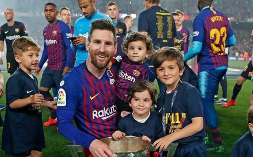 Com gol de Messi, Barcelona vence Levante e garante título