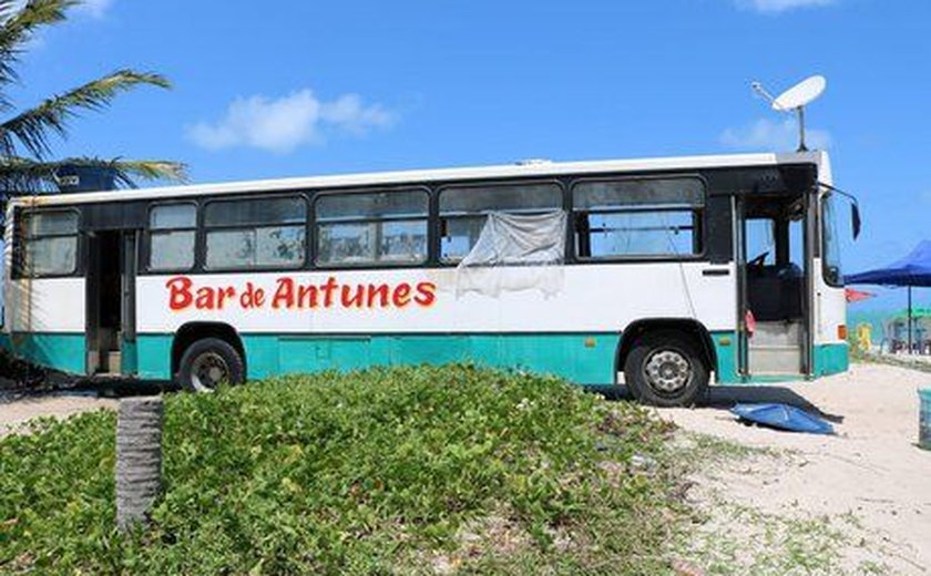 Ônibus-bar faz sucesso na Praia de Antunes, na cidade de Maragogi