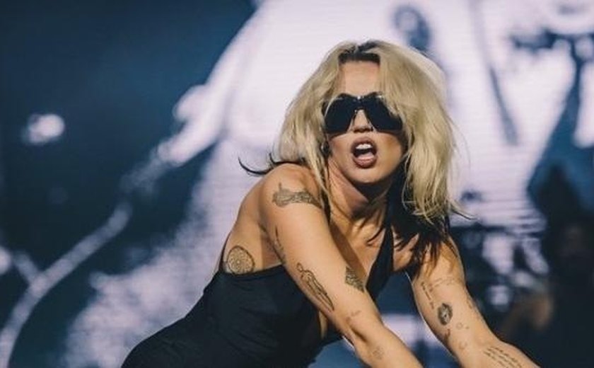 Miley Cyrus testa positivo para Covid-19 após show no Lollapalooza