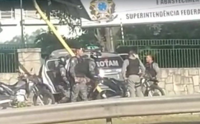 Vídeo: viatura da Rotam que perseguia motoqueiros que faziam 'rolezinho' bate contra muro no Farol