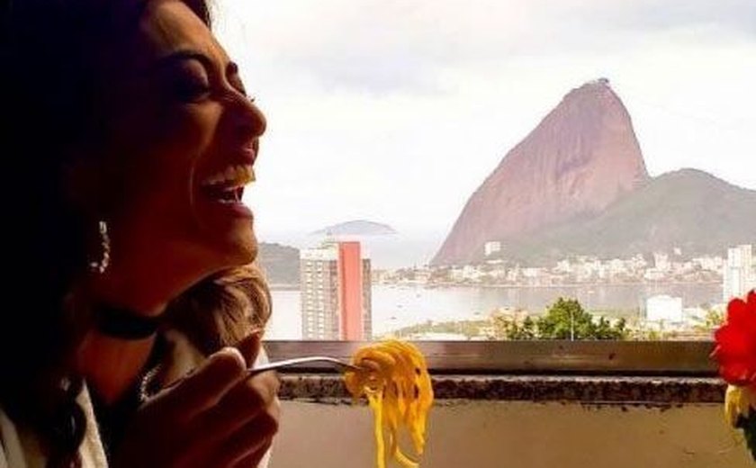 Ju Paes come macarrão com salsicha em comunidade carioca