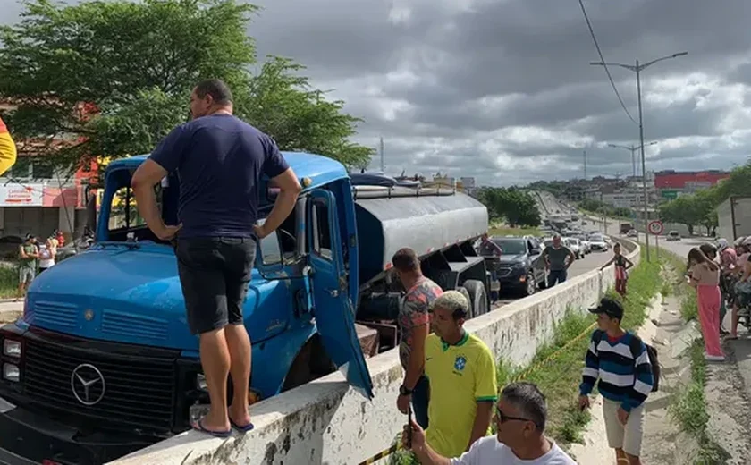 Caminhoneiro morre após perder o controle, cair do veículo e ficar preso debaixo da roda na BR-104 em Caruaru