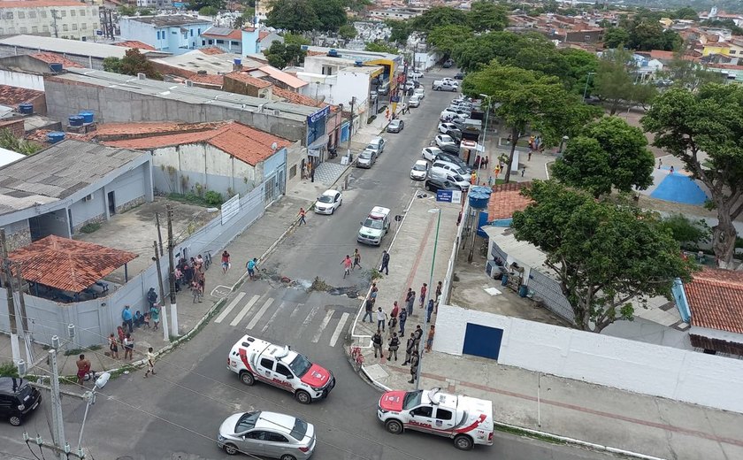 Beneficiários do auxílio-moradia fecham rua em protesto no bairro da Levada