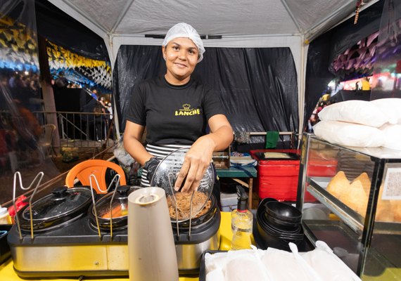 Ambulantes celebram renda garantida com festivais de Coco e Quadrilhas em Jaraguá
