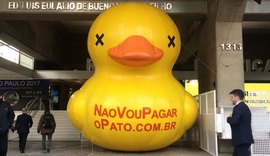 Pato de 5 metros volta à fachada da Fiesp em ato contra o aumento de impostos