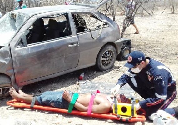 Carro capota e deixa dois ocupantes feridos na AL-225 na cidade de Piranhas