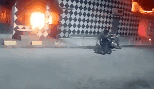 Incêndio destrói borracharia; acamada é resgatada