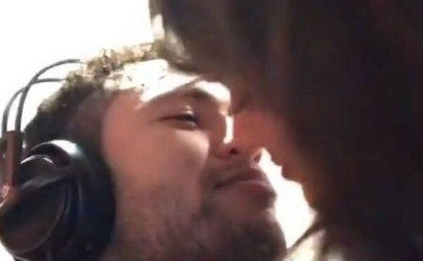 Neymar ganha beijão e torcida de Burna Marquezine enquanto joga videogame