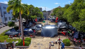 Integrantes do MTST ocupam Praça Dois Leões em Jaraguá