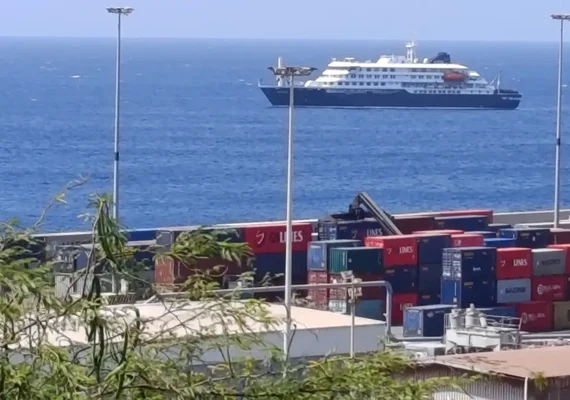 Passageiros começam a deixar navio onde houve surto de hantavírus