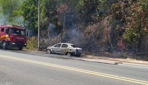 Veículo pega fogo na rodovia AL-101 Norte nesta segunda-feira (28)