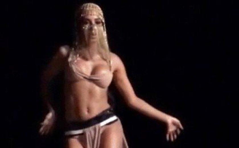 Anitta se assusta com cobra e sai correndo durante gravação de clipe; assista
