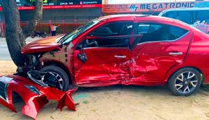 Motorista passa mal, não consegue parar veículo e é atingido por outro carro em cruzamento em Maceió