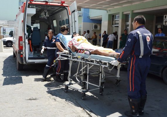 Pacientes transportados por van da Sesau ficam feridos e um morre após capotamento