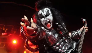 Vocalista do Kiss sofre acidente após desmaiar no volante
