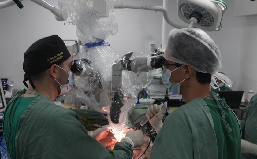 Cirurgia cerebral de alta complexidade é realizada com paciente acordada