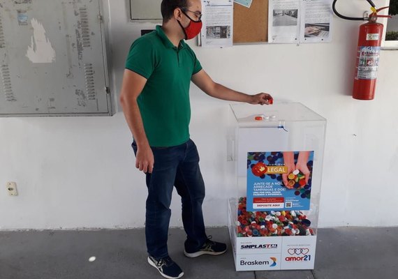 Funcionários da Casal doam tampinhas de plástico para campanha solidária