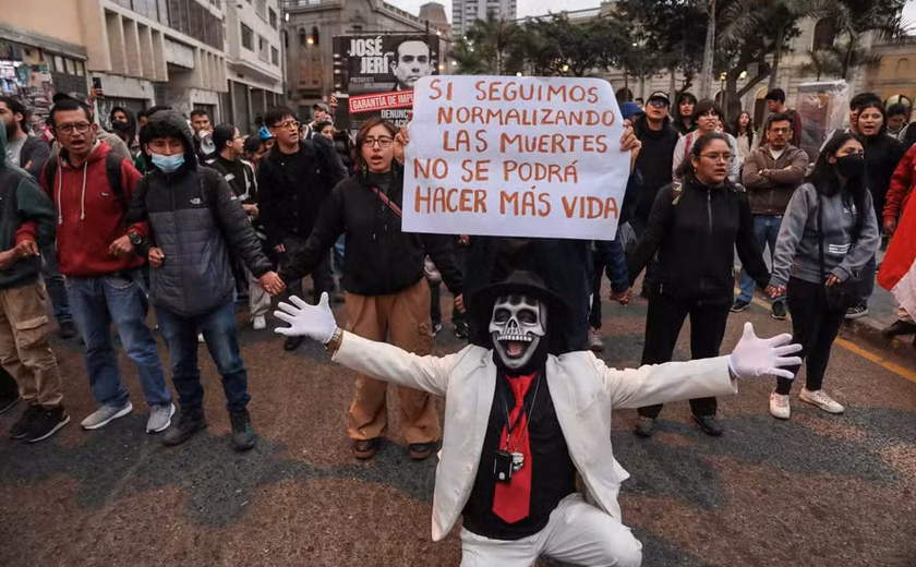 Presidente interino do Peru vai declarar estado de emergência sob a justificativa da violência do crime organizado