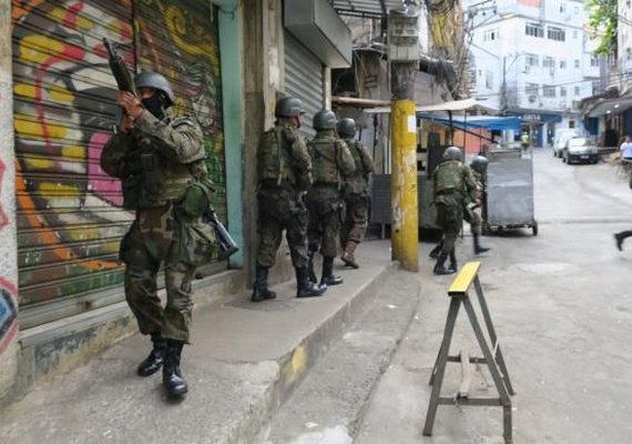 Militares do Exército e Aeronáutica iniciam cerco à Rocinha