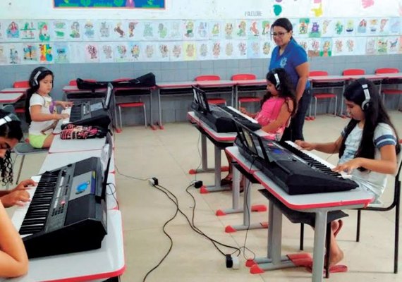 Escola Itinerante ensina música para 102 crianças em Arapiraca
