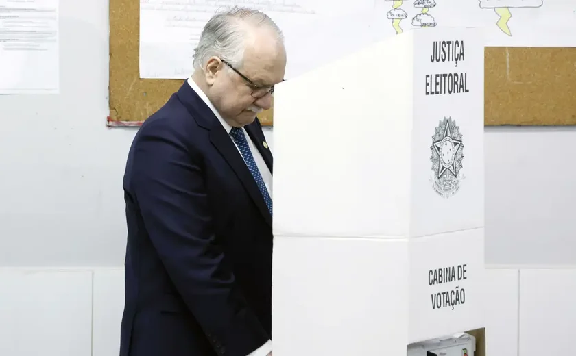 Vontade das urnas precisa ser respeitada, afirma Fachin após votar