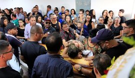 Familiares e amigos se despedem do piloto Abraão Farias em clima de comoção e dor