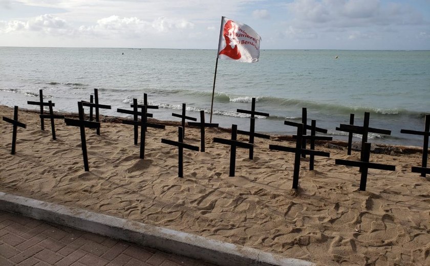 Cruzes na praia representam casos de feminicídio em Alagoas