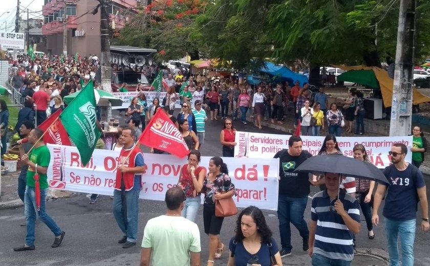Milhares de servidores participam de manifestação no primeiro dia de paralisação