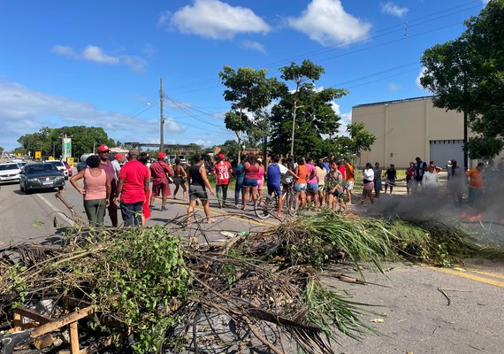 Moradores de povoado de Atalaia protestam contra falta de água e bloqueiam BR-316